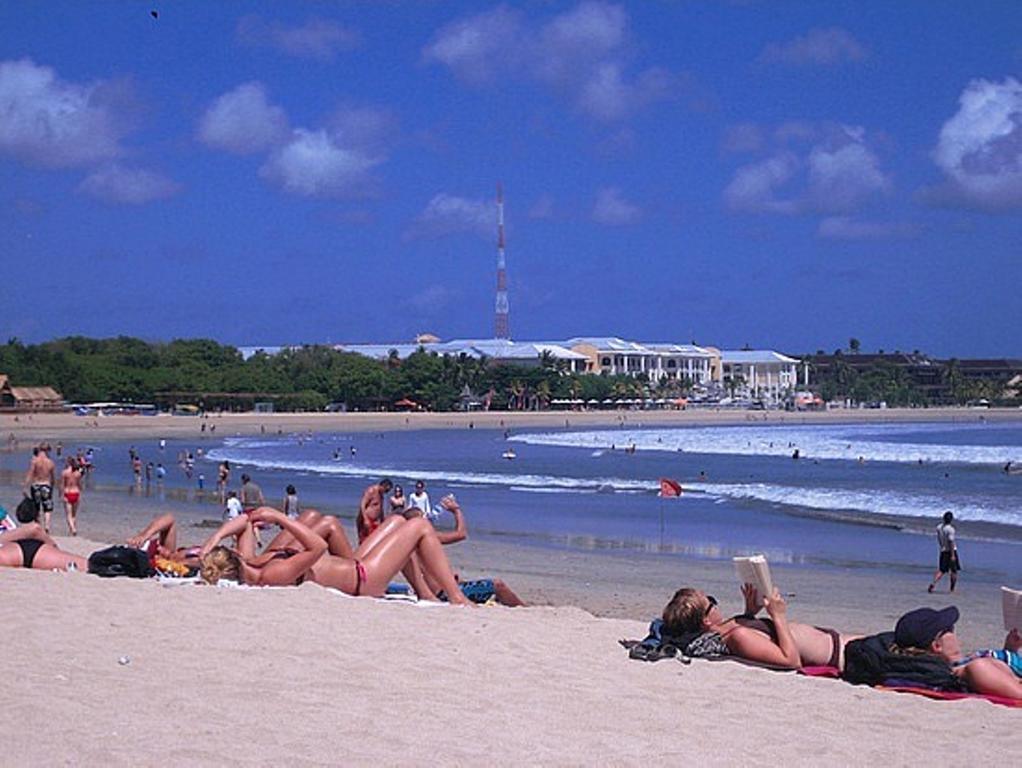 Angkul Angkul Beach Inn Kuta By Kamara Экстерьер фото